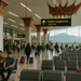 alt_text: Terminal di Sumbar bergaya arsitektur Minangkabau modern, ramai oleh wisatawan.