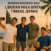 alt_text: Pantai Bali dengan matahari terbenam, samurai biru duduk menikmati ketenangan.