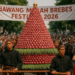 Festival Bawang Merah Brebes: Tradisi unik, warga berebut bawang untuk simbol harapan dan keberuntungan.
